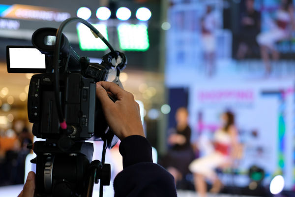 Plateau TV avec deux présentatrices et une caméra pour la captation live